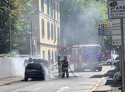 Auto incendiata in via Staurenghi a Varese
