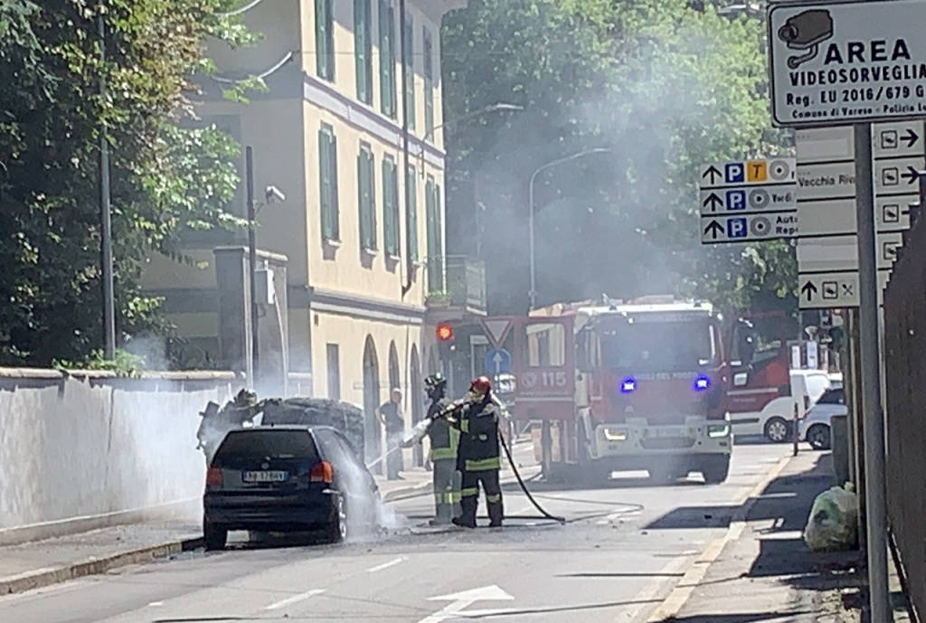 Auto incendiata in via Staurenghi a Varese