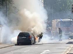 Auto incendiata in via Staurenghi a Varese