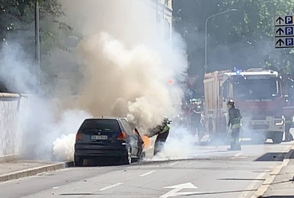 Auto incendiata in via Staurenghi a Varese