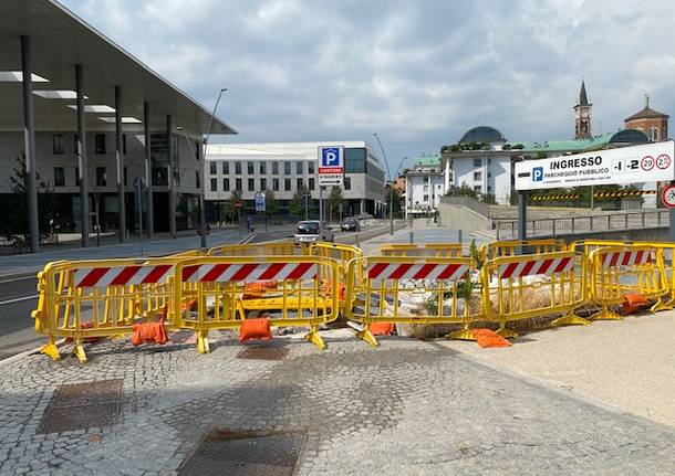 Un cantiere abbandonato da due anni nelle vie Tirinnanzi – Tessitori