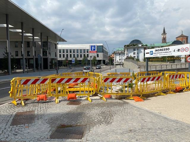 Un cantiere abbandonato da due anni nelle vie Tirinnanzi – Tessitori