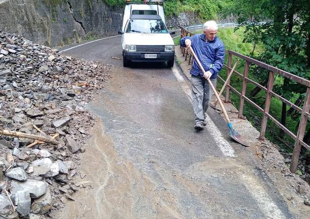 Chiusa per due ore la provinciale della Veddasca