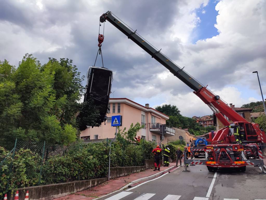 L\'autogrù dei pompieri che “ripesca“ l\'auto nel fosso