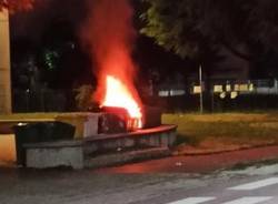 Gerenzano, cassonetto in fiamme nella notte