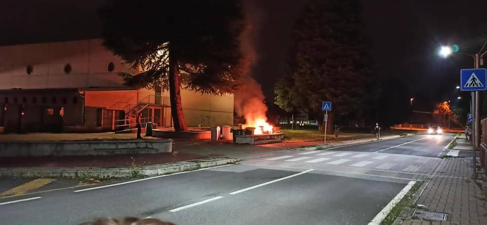 Gerenzano, cassonetto in fiamme nella notte