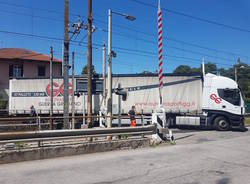 Tir incastrato nel passaggio a livello di Cittiglio