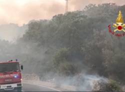 Vigili del fuoco in azione per gli incendi in Sardegna