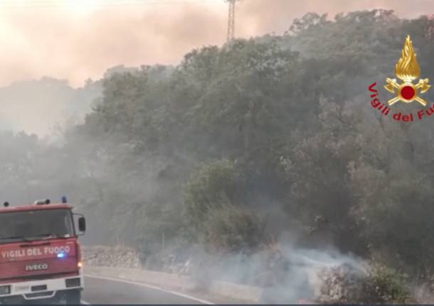 Vigili del fuoco in azione per gli incendi in Sardegna