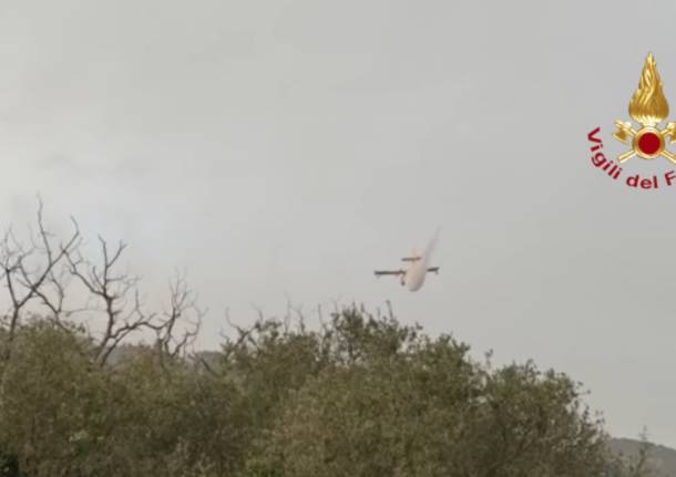 Vigili del fuoco in azione per gli incendi in Sardegna