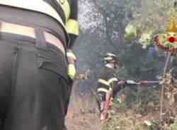 Vigili del fuoco in azione per gli incendi in Sardegna