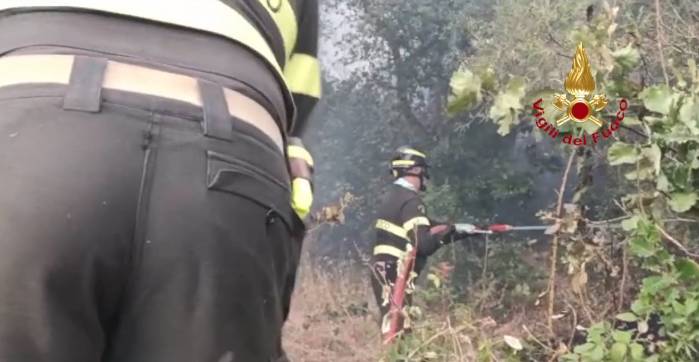 Vigili del fuoco in azione per gli incendi in Sardegna
