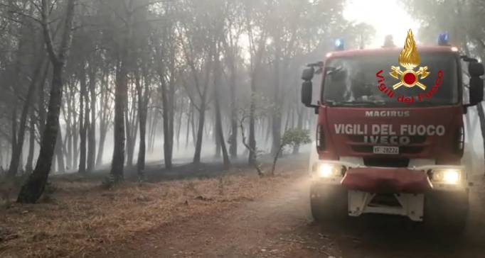 Vigili del fuoco in azione per gli incendi in Sardegna