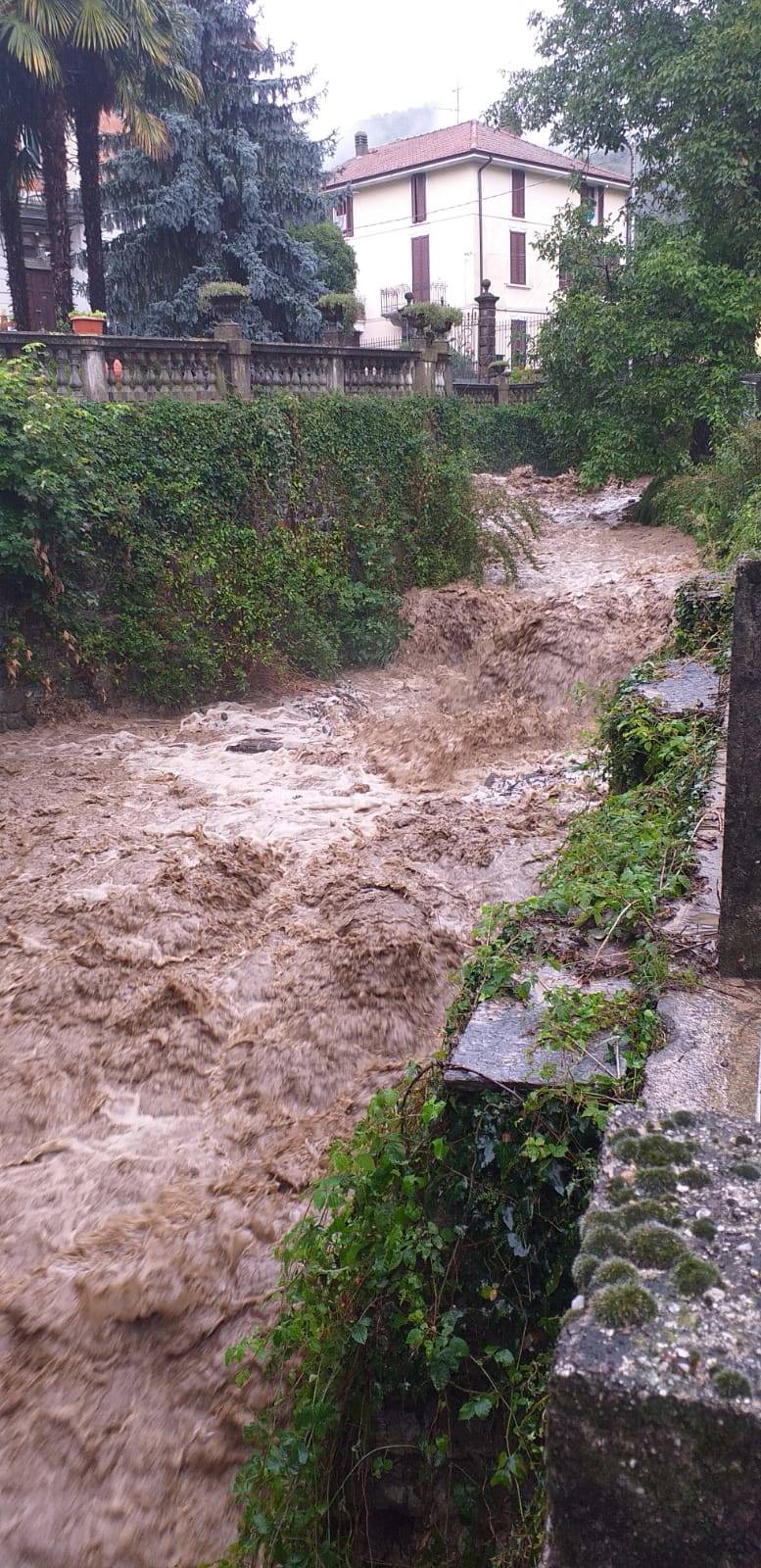 A Cuvio esonda il torrente Broveda