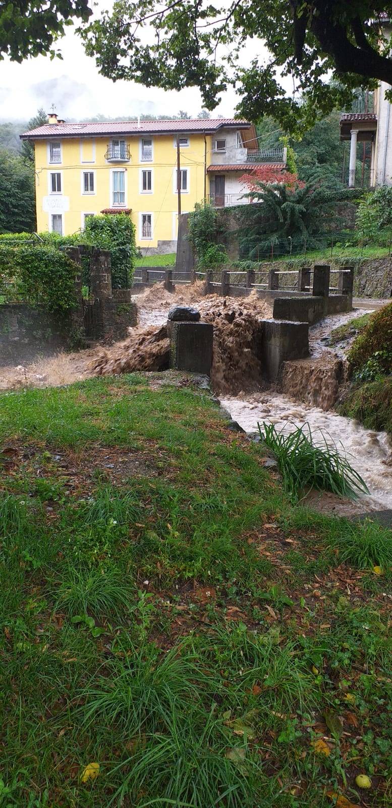 A Cuvio esonda il torrente Broveda