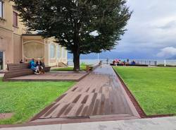 Luino, bancarelle e nuvole
