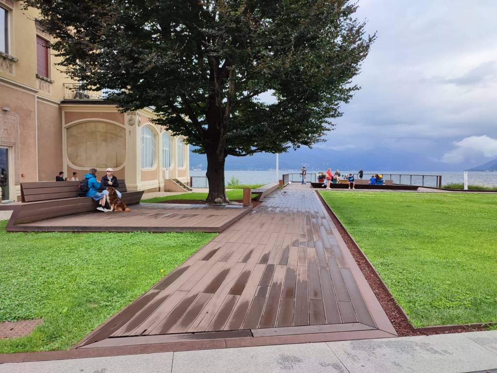 Luino, bancarelle e nuvole