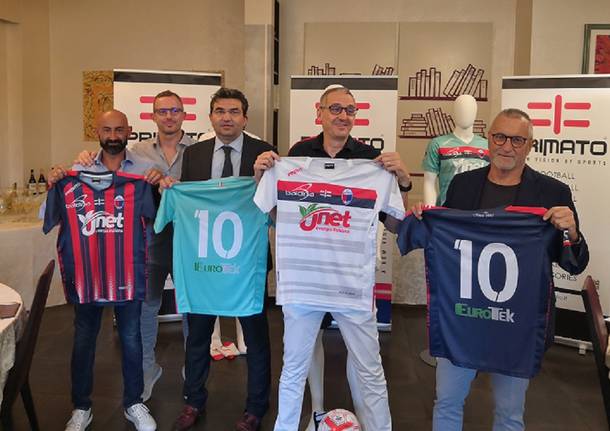 La Caronnese presenta le nuove maglie