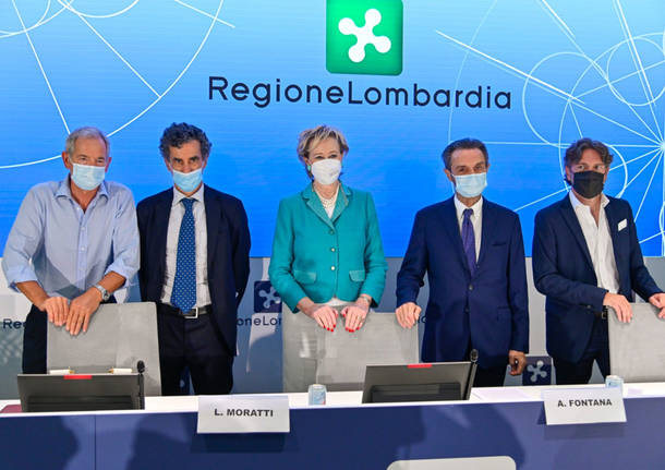 conferenza stampa vaccinazioni covid