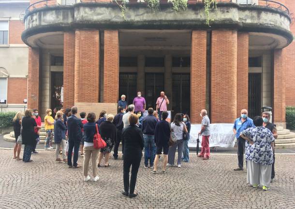 dipendenti comunali samarate assemblea in piazza