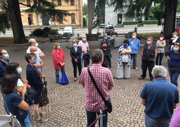 dipendenti comunali samarate assemblea in piazza