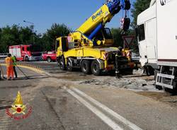 Escavatore cade dal camion e finisce in mezzo all'autostrada