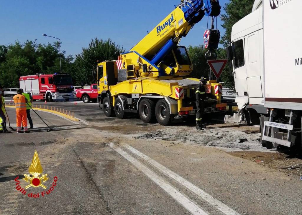 Escavatore cade dal camion e finisce in mezzo all'autostrada