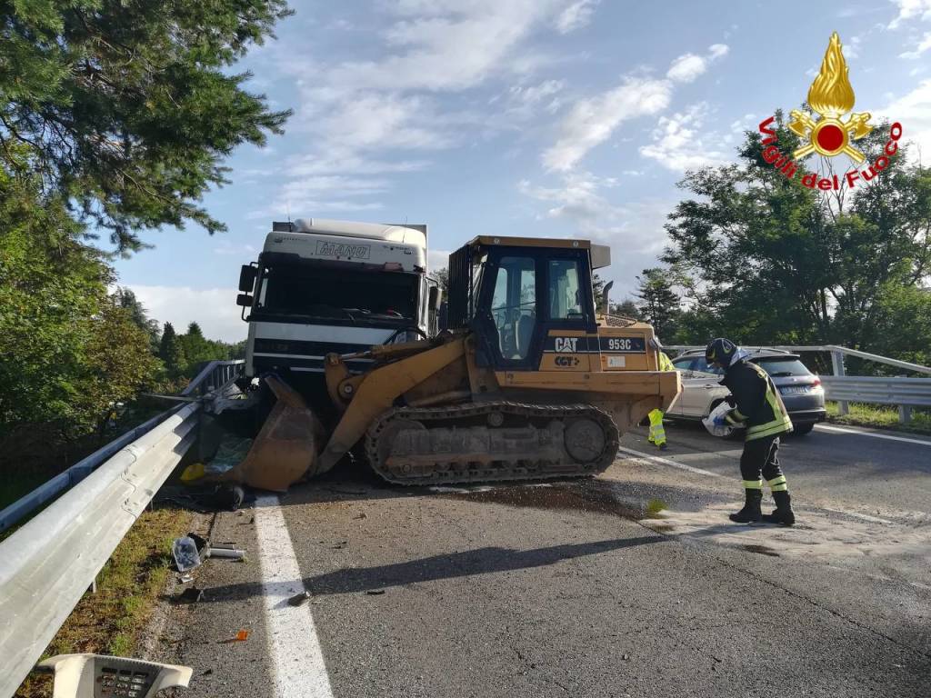 Escavatore cade dal camion e finisce in mezzo all'autostrada