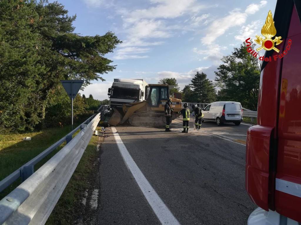 Escavatore cade dal camion e finisce in mezzo all'autostrada