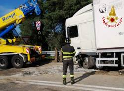 Escavatore cade dal camion e finisce in mezzo all'autostrada