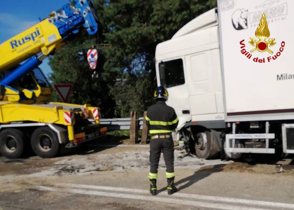 Escavatore cade dal camion e finisce in mezzo all'autostrada