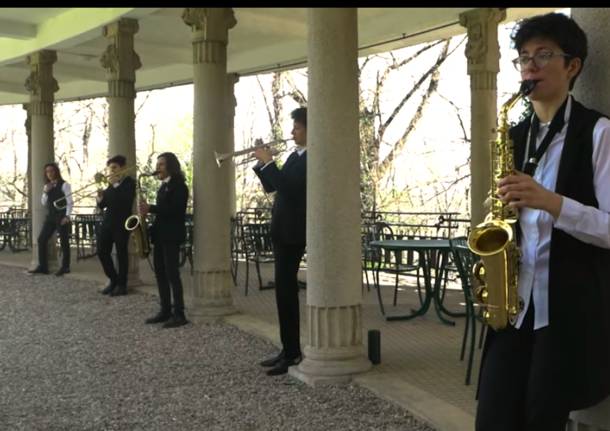 Feeling good, la cover del Manzoni tra il palace e la scuola