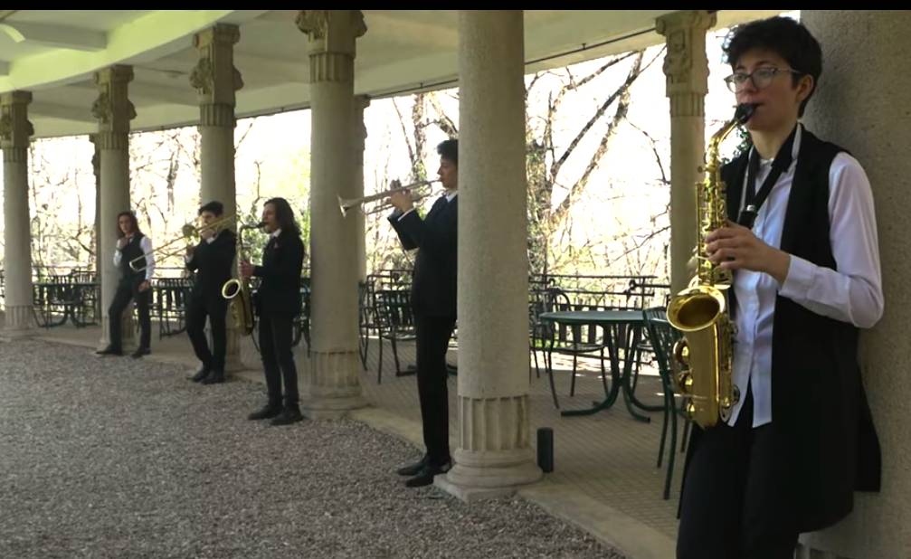 Feeling good, la cover del Manzoni tra Palace e la scuola