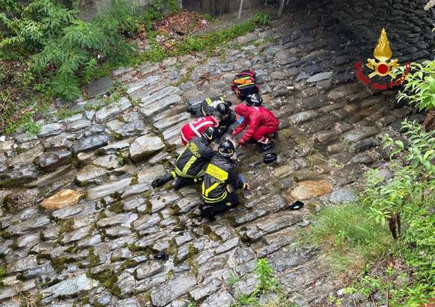 Sbalzato dalla moto dopo l’incidente finisce nel Boesio a Cittiglio