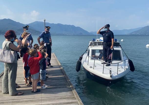 i carabinieri incontrano i bambini a maccagno