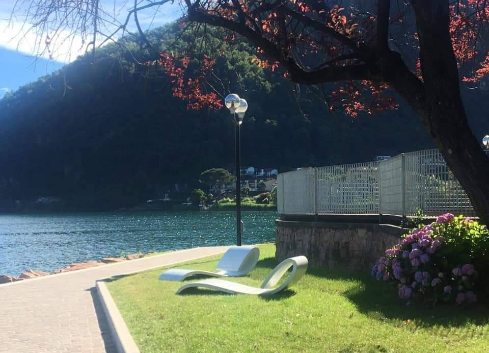 I nuovi arredi del lungolago di Lavena Ponte Tresa 