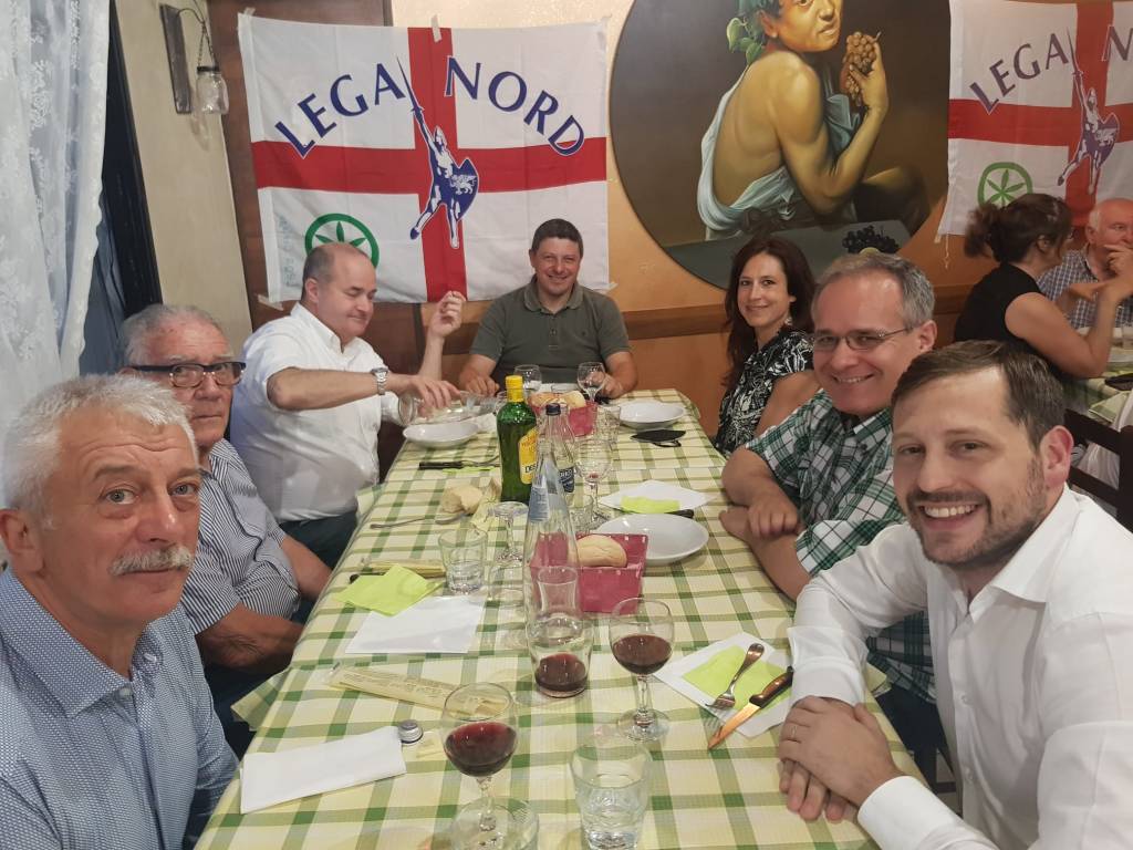 L’europarlamentare Tovaglieri e gli onorevoli Tarantino e Galli alla cena della Lega di Cislago