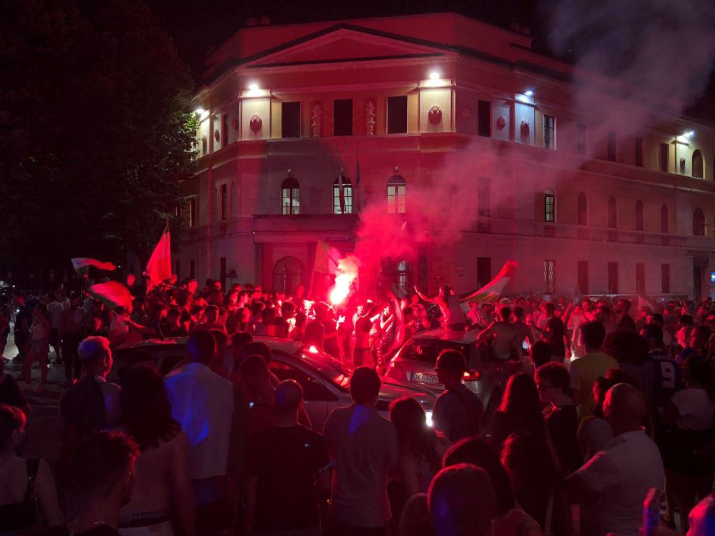 L’Italia vince gli Europei: in 5mila festeggiano per le strade di Legnano