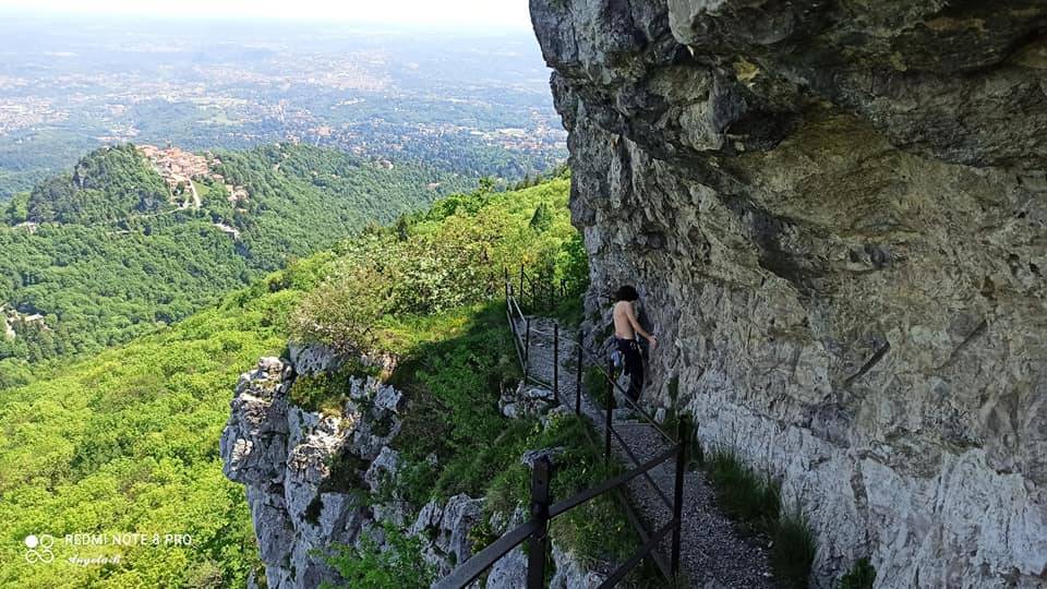 La scala nel cielo. percorso al Campo dei Fiori - foto di Angela Boschiroli