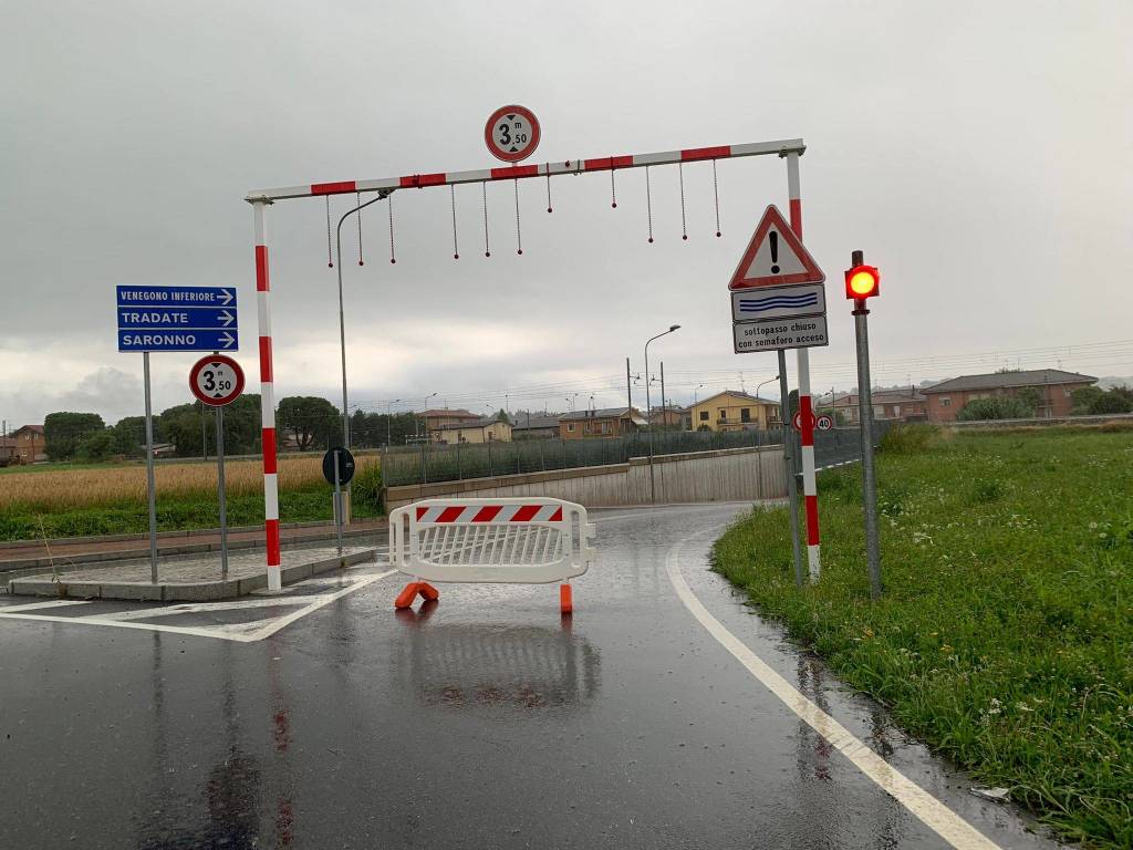 Pioggia e temporali, allagato il sottopasso ferroviario a Venegono Superiore