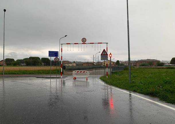 Pioggia e temporali, allagato il sottopasso ferroviario a Venegono Superiore