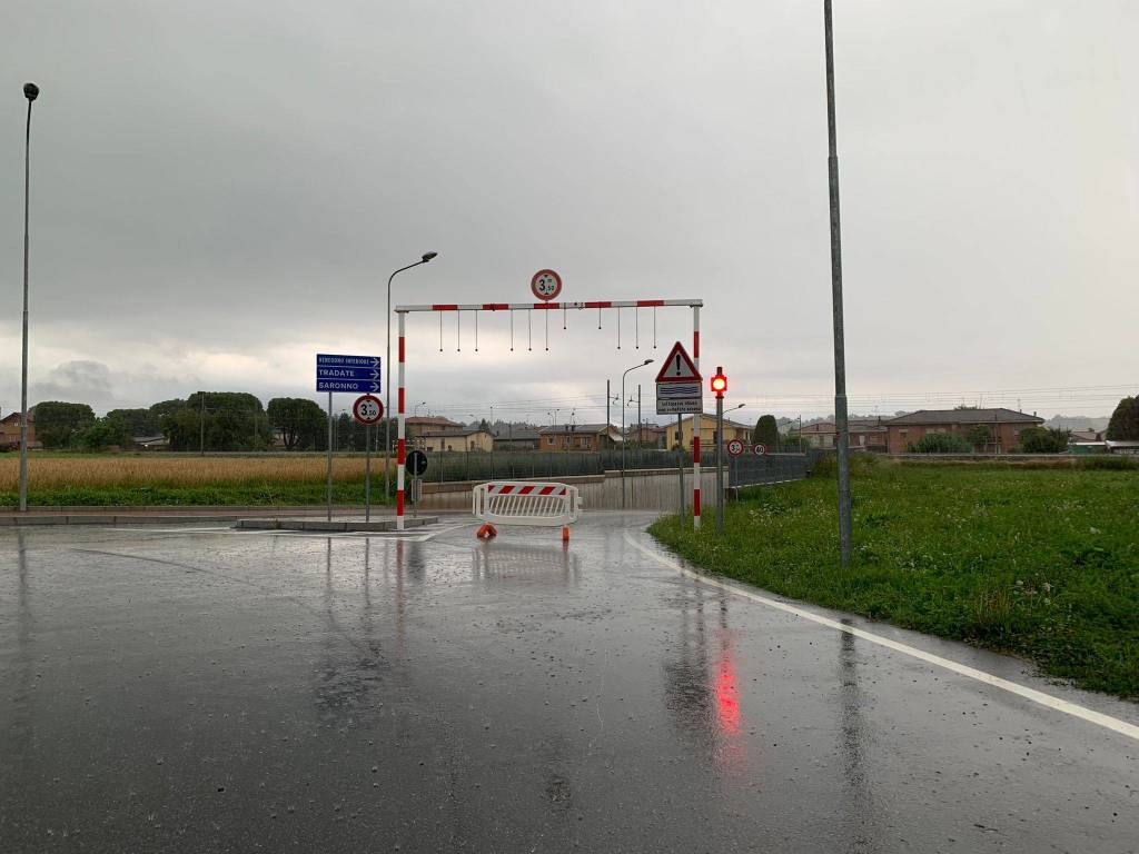 Pioggia e temporali, allagato il sottopasso ferroviario a Venegono Superiore