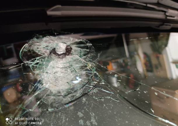 Sasso sul parabrezza in autostrada tra Saronno e Origgio