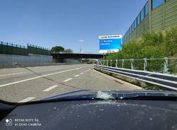 Sasso sul parabrezza in autostrada tra Saronno e Origgio