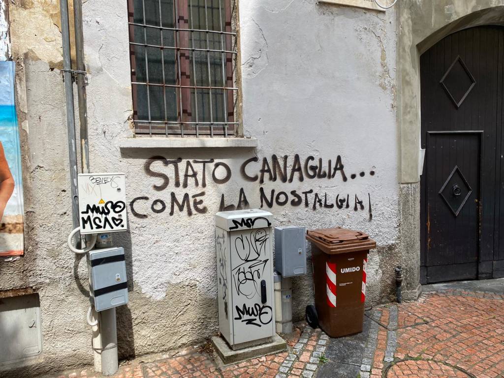 "se sei depresso è colpa del capitalismo": imbrattati i muri del centro a Varese 