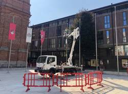 Tolti gli stendardi del Palio di Legnano dal centro e dal Monumento