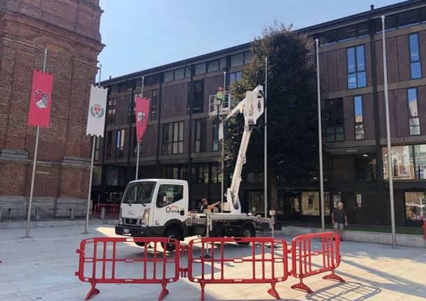 Tolti gli stendardi del Palio di Legnano dal centro e dal Monumento