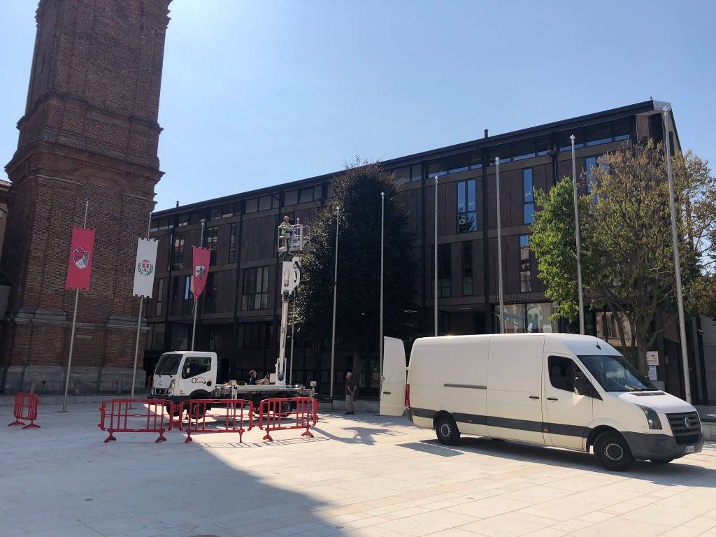 Tolti gli stendardi del Palio di Legnano dal centro e dal Monumento