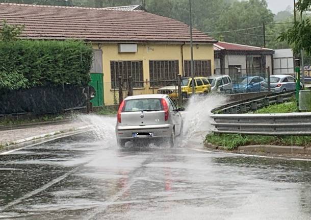 Via Peschiera a Varese, allagamenti e traffico rallentato