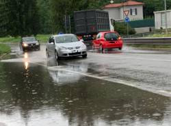 Via Peschiera a Varese, allagamenti e traffico rallentato